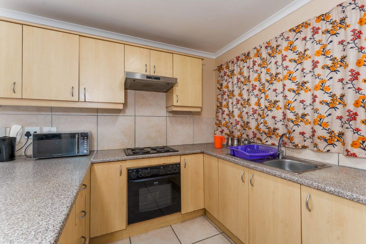 Charming One bed Apartment in the Heart of Wynberg Village - Photo 4