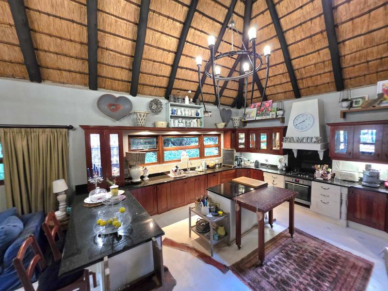 African-Lodge Lifestyle in Kloof Golf Course SRA – Unique, Luxurious and Exceptionally Well-Located - Photo 5
