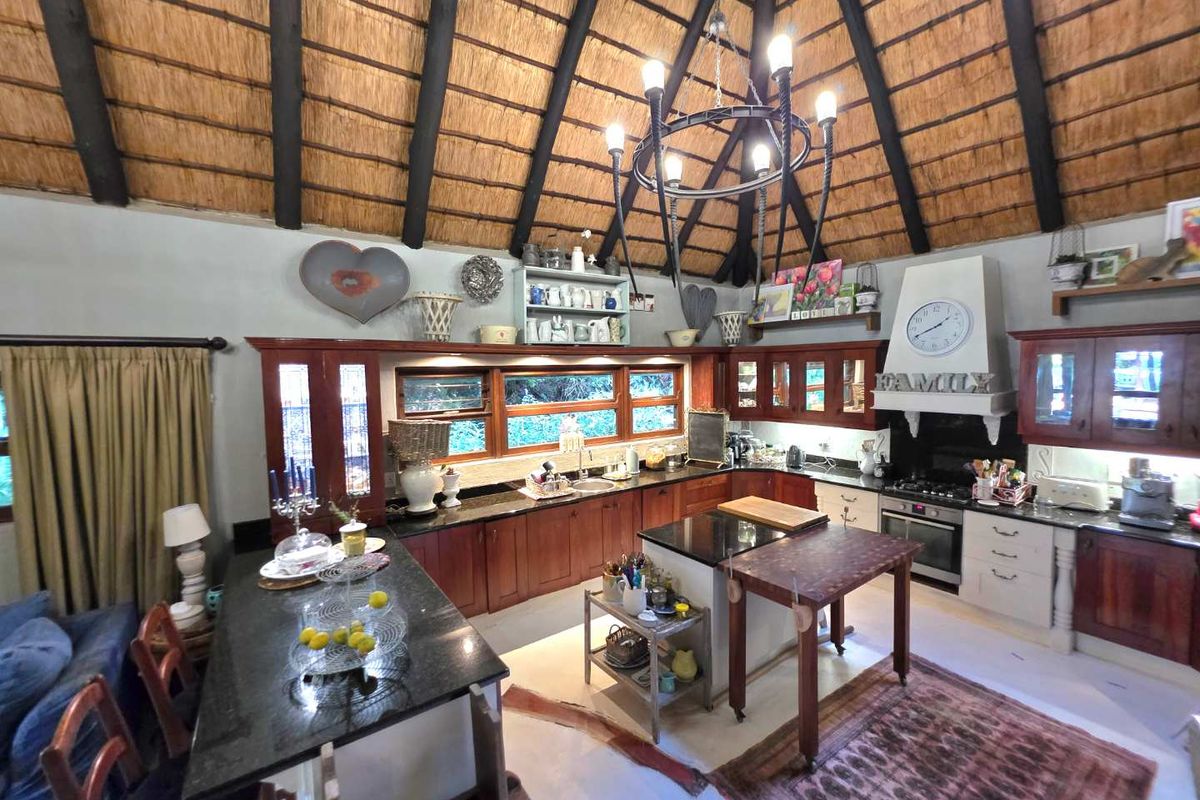 African-Lodge Lifestyle in Kloof Golf Course SRA – Unique, Luxurious and Exceptionally Well-Located - Photo 5