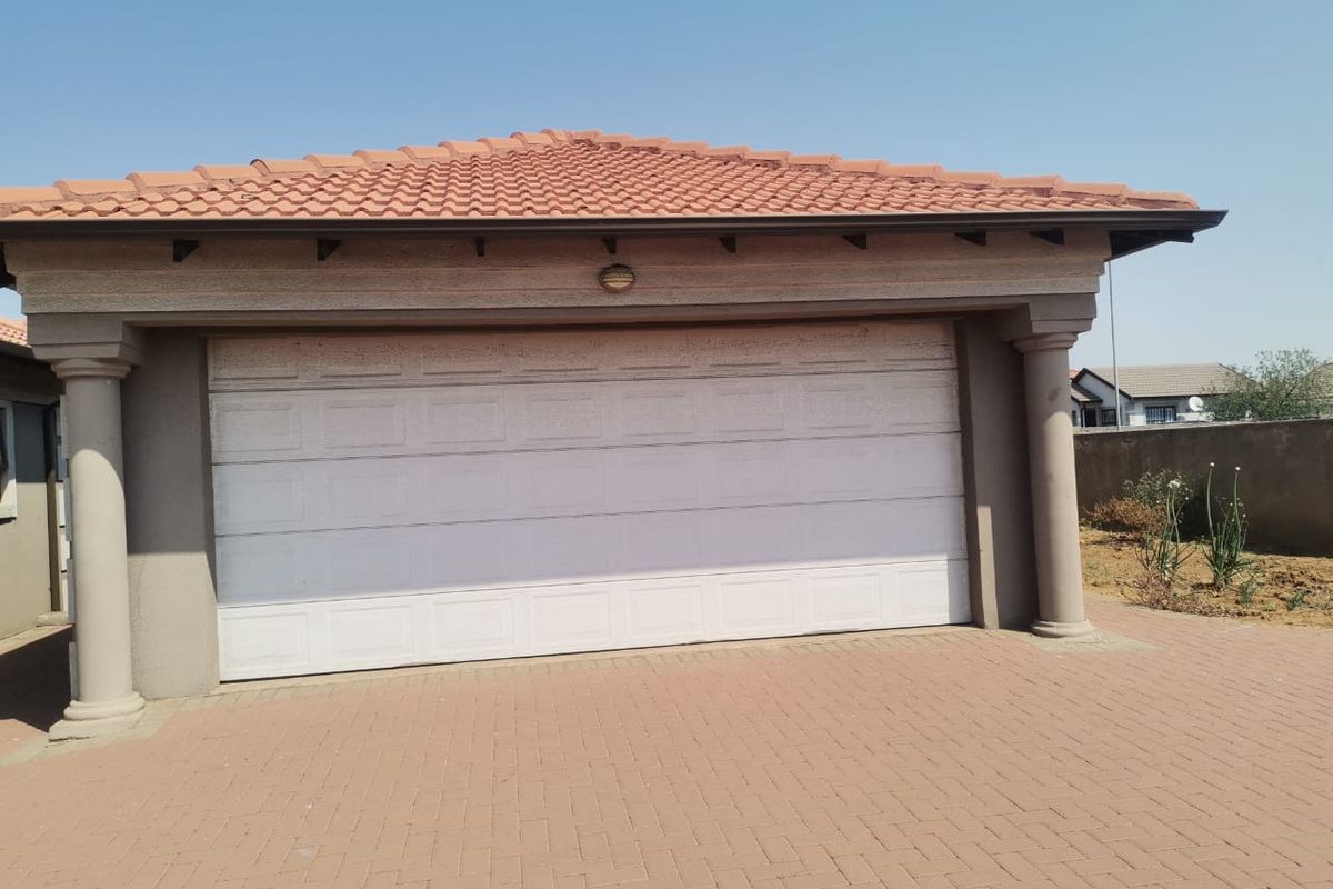 4 Bedroom House For Sale in Vanderbijlpark CE4 - Photo 4