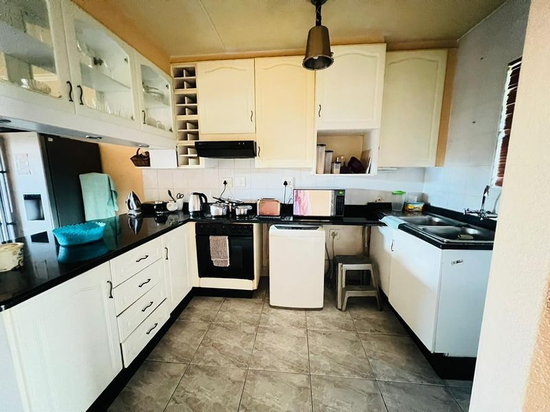 Townhouse For Sale in Randhart, Alberton - Photo 2
