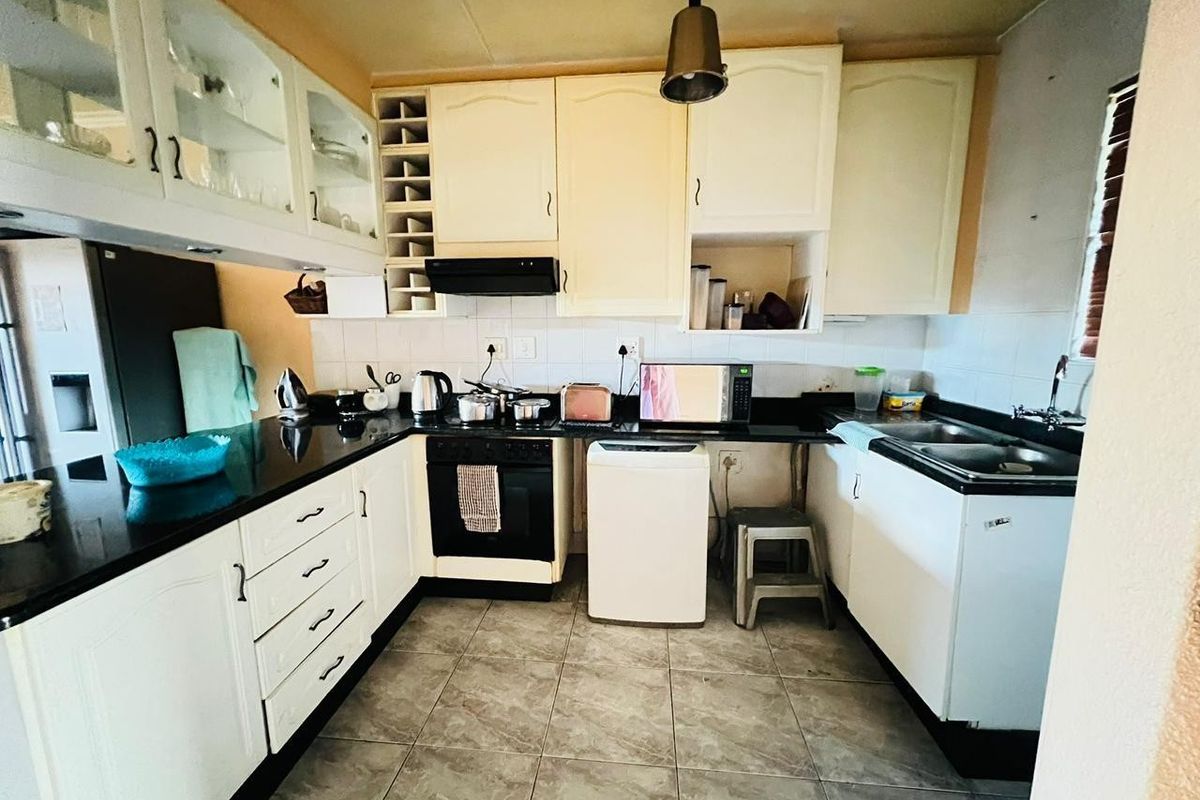 Townhouse For Sale in Randhart, Alberton - Photo 2