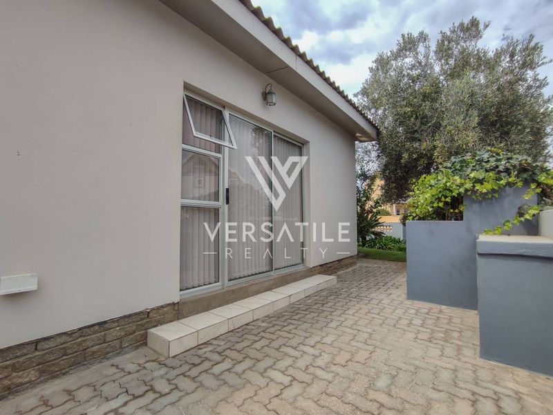 Generous 420sqm Single Level Family Home - Photo 5