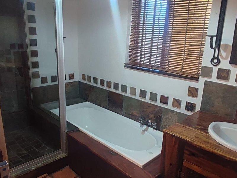 Unfurnished bedroom (not a cottage) - Photo 5