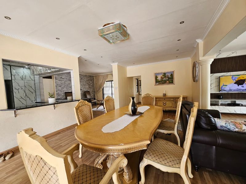 Spacious Home Living - Photo 9