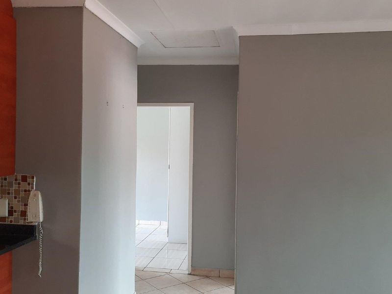 **Charming 2-Bedroom Apartment with Modern Amenities** - Photo 8