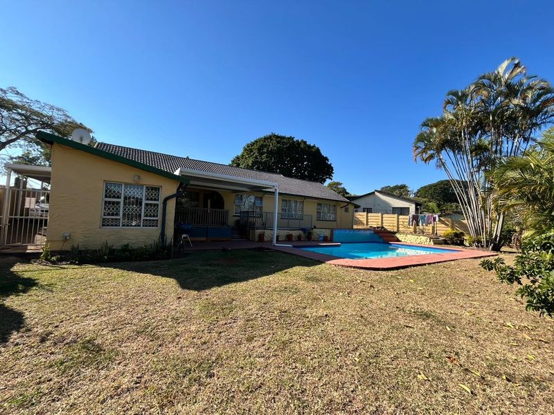A Sunny Family Home with a pool in The Wolds, Pinetown - Photo 2