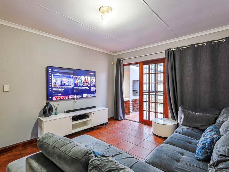Charming 2 Bedroom Townhouse with Private Garden - Photo 7