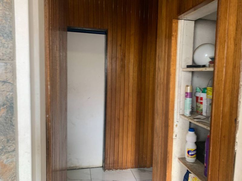 For Sale: Spacious 5-Bedroom House in Quiet Rosettenville Street - Photo 9