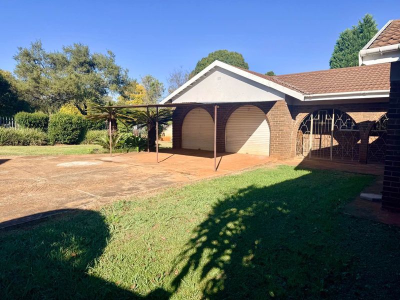 4 Bedroom property with flatlet situated in sought after area. - Photo 2