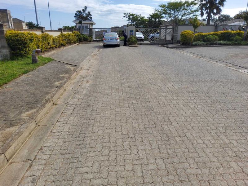 **Modern  3-Bedroom  with BIC, for family or investment for holiday Townhouse in Secure Gonubie Palms Community** - Photo 4