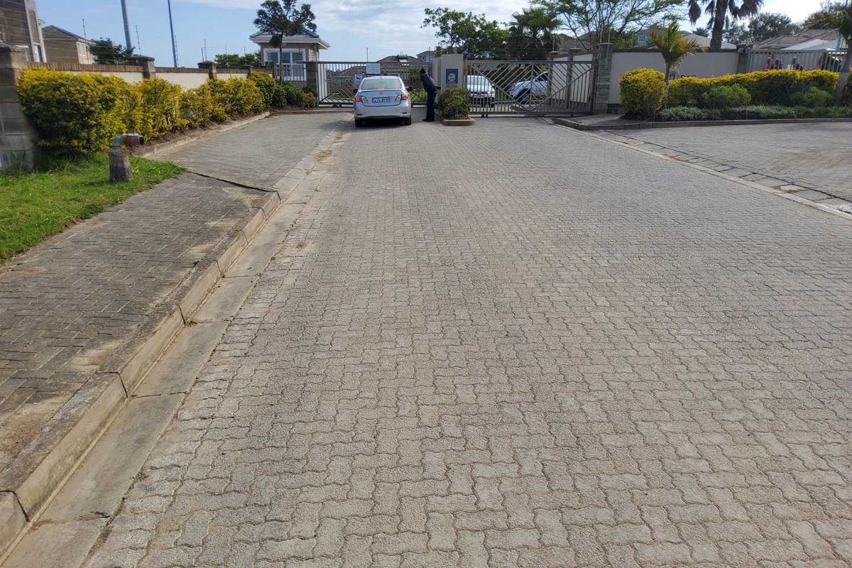 **Modern  3-Bedroom  with BIC, for family or investment for holiday Townhouse in Secure Gonubie Palms Community** - Photo 4