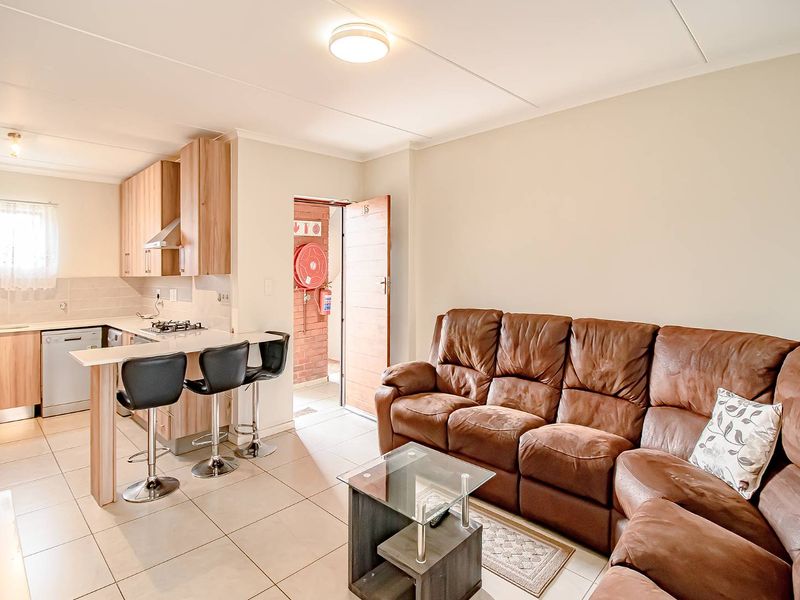 Immaculate 2 bed, 2 bath  Ground unit with very large garden - Photo 4