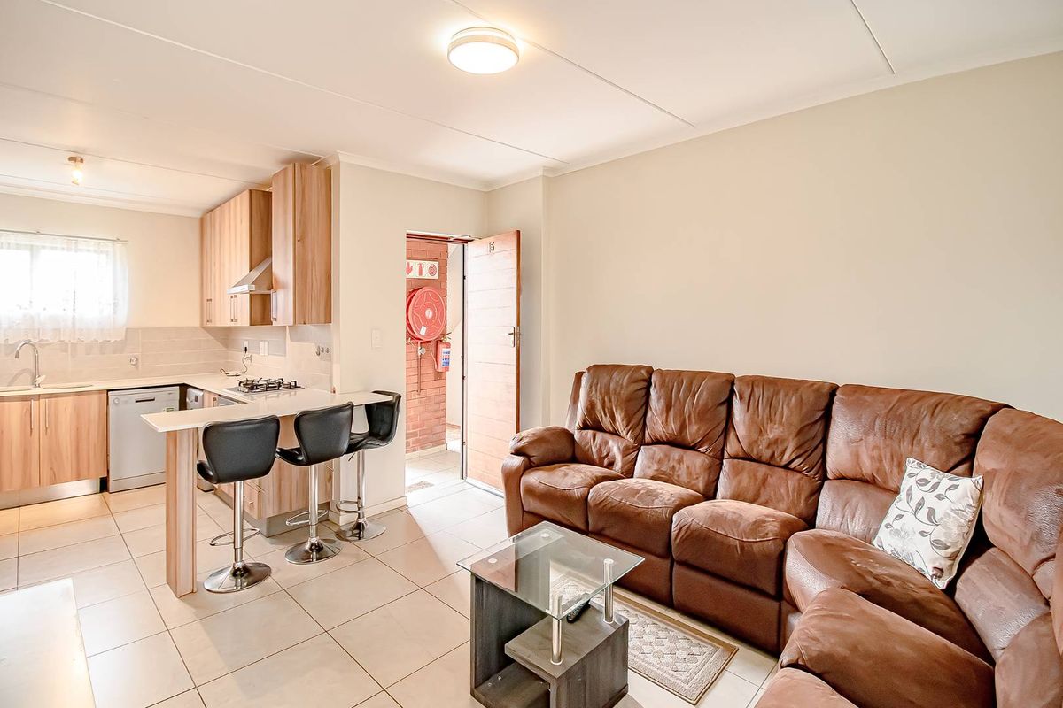 Immaculate 2 bed, 2 bath  Ground unit with very large garden - Photo 4