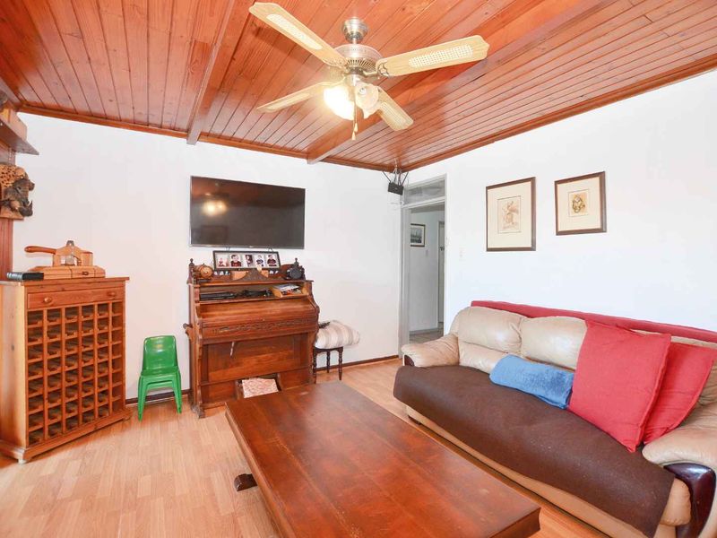 Beautiful Family Home with Separate Flatlet for Sale in Bothasig - Photo 8