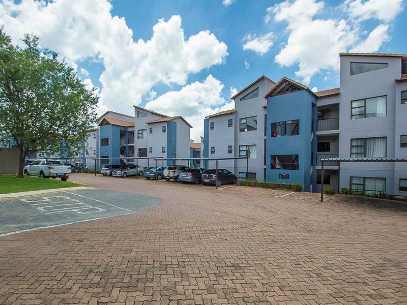 2 Bedroom Apartment in Honeydew - Photo 2