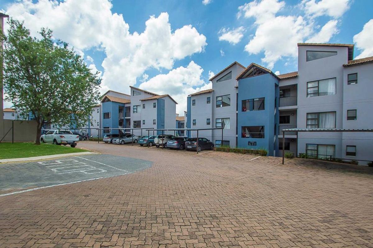 2 Bedroom Apartment in Honeydew - Photo 2
