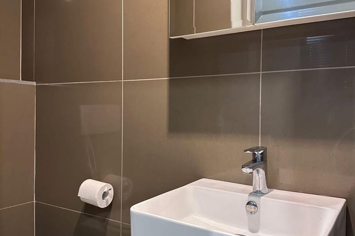 Charming 1-Bedroom Apartment with Modern Features - Photo 3