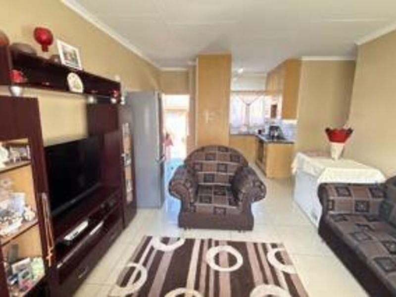 2 BEDROOM UPSTAIRS TOWNHOUSE FOR SALE IN MEREDALE, JOHANNESBURG SOUTH - Photo 8