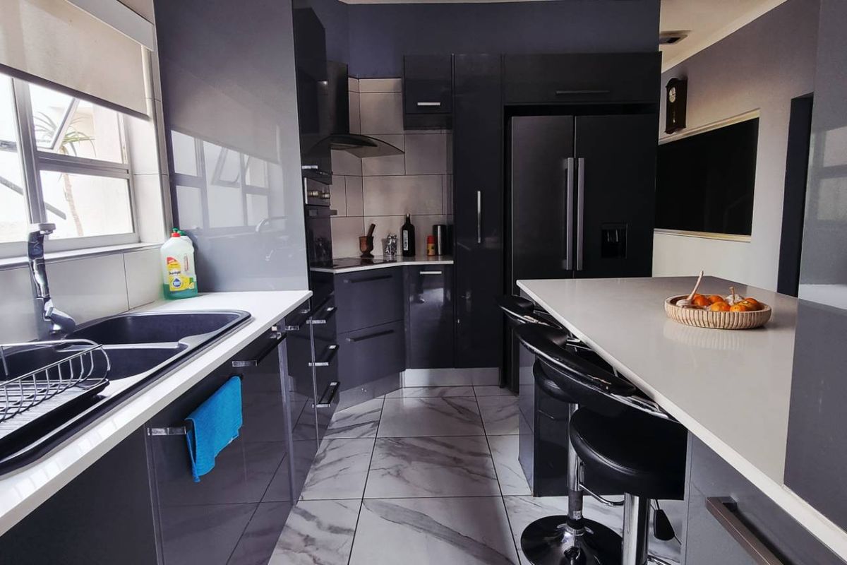 Eros 4 bedroom house with a pool - Photo 3