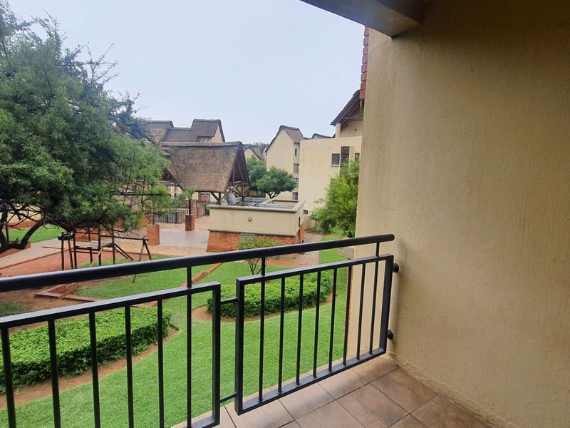 **Charming 2-Bedroom Apartment with Modern Amenities** - Photo 8