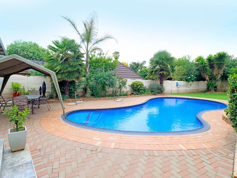 Large Family home for the Entertainer - Photo 7