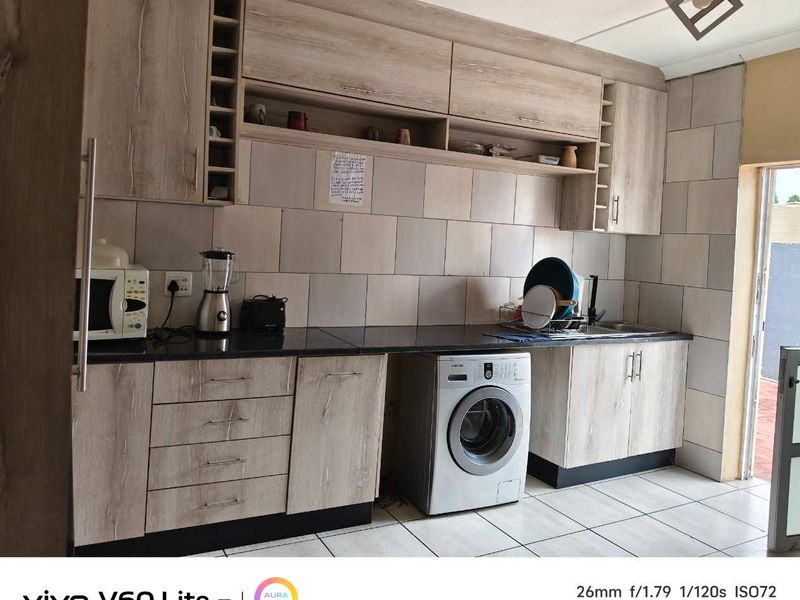 Revamped Family Home with 2 Cottages - Photo 6