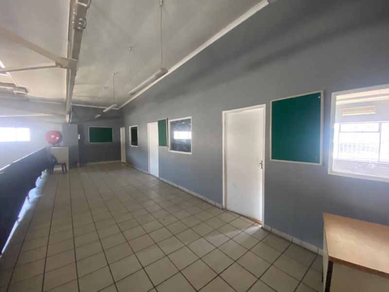 Vibrant Location: Perfect for Car Showroom & More - Photo 7