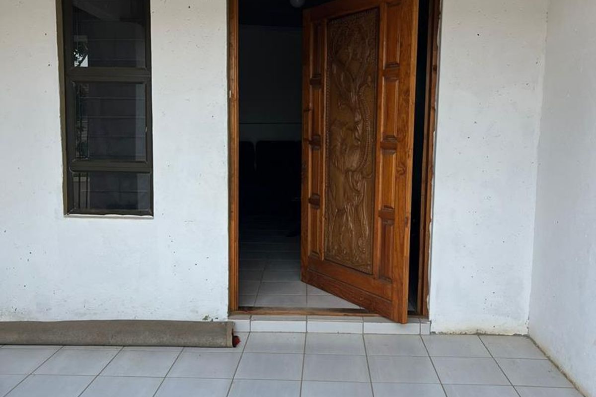 Stunning fully walled property!!!! - Photo 4