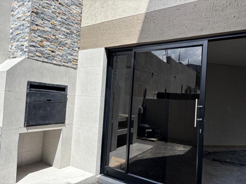 Windhoek Kleine Kuppe: Newly built 5 Bedroom house with Flat is For Sale - Photo 3