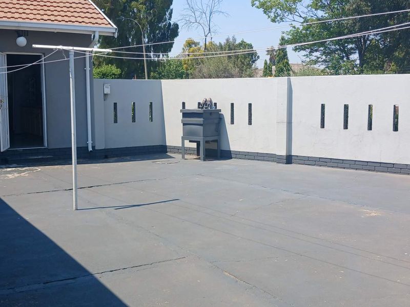 Property on a main road - Photo 4