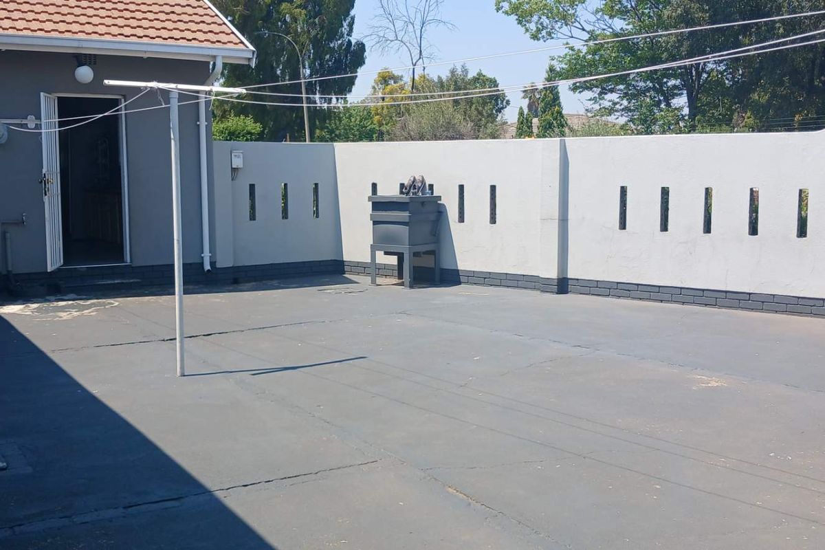 Property on a main road - Photo 4