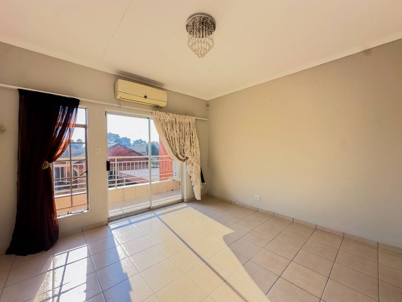 3 Bedroom Duplex with Private Garden - Photo 10