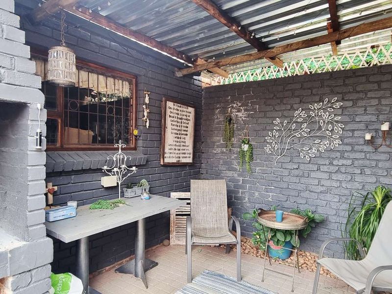 PERFECT FAMILY HOME WITH SPLASH POOL - Photo 9