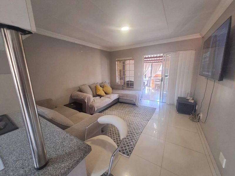 Astonishing neat and open Townhouse - Photo 1