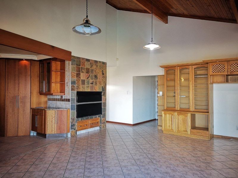 Large family home on corner plot - Photo 2