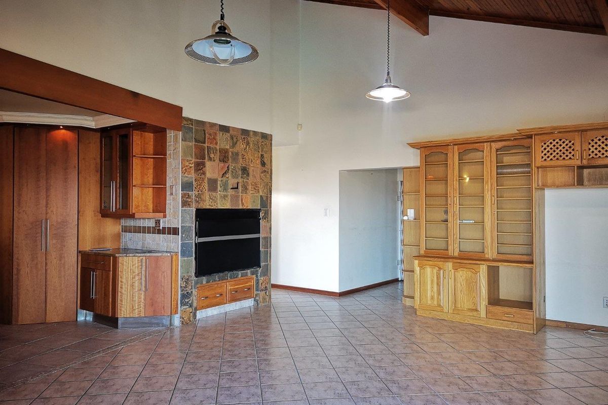 Large family home on corner plot - Photo 2