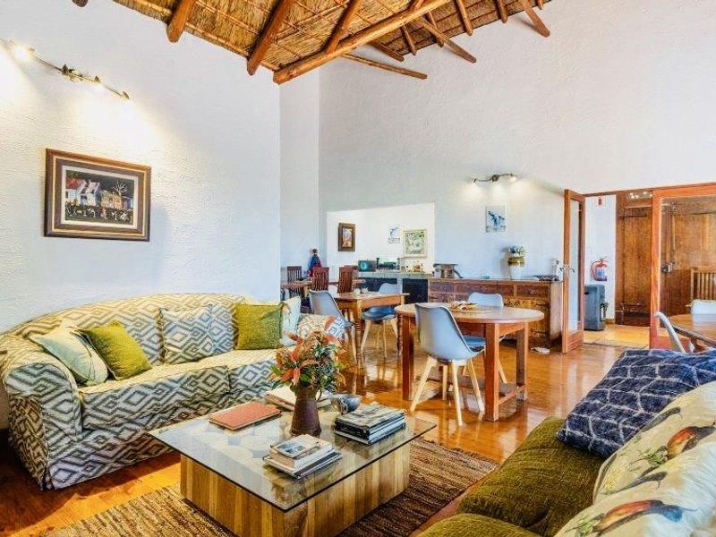 Coastal Charm: Thatched Westcliff Home with 7 En-suites - Photo 7