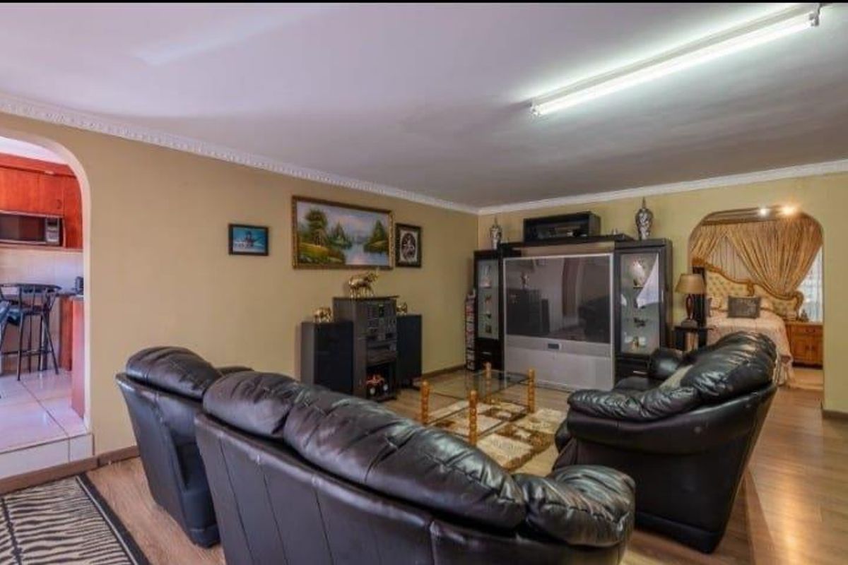 4 Bedroom House for Sale in Winchester Hills Johannesburg South - Photo 3