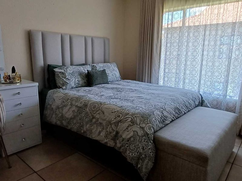 IMMACULATE RENOVATED UPSTAIRS UNIT - Photo 8