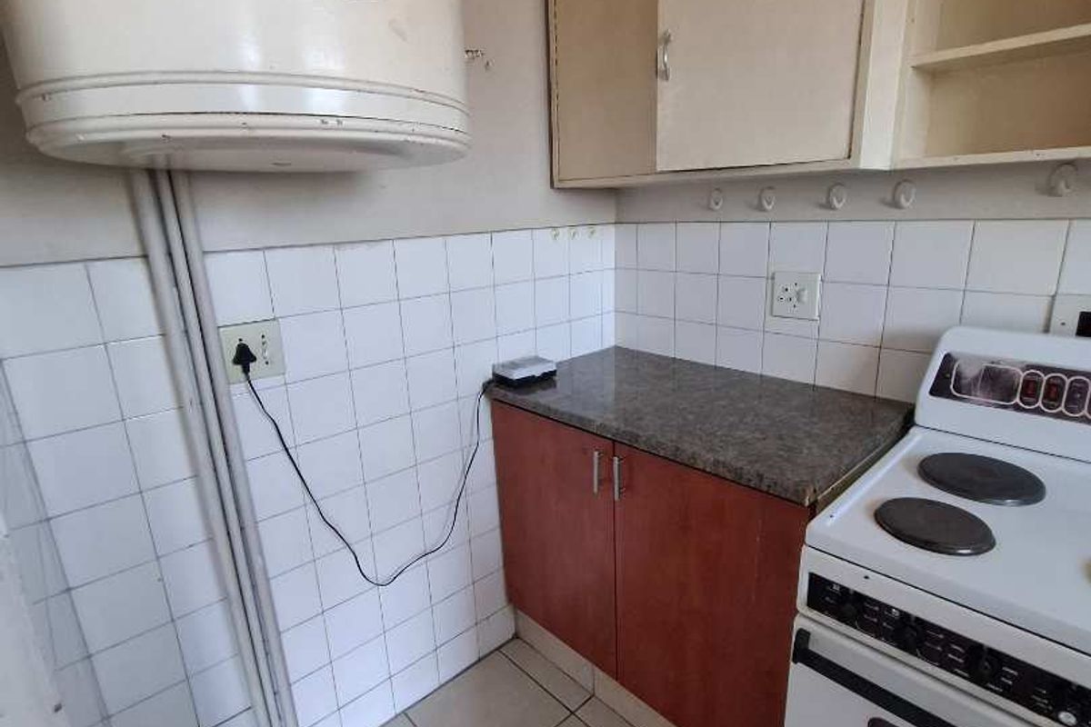 1 Bedroom Apartment - Photo 2
