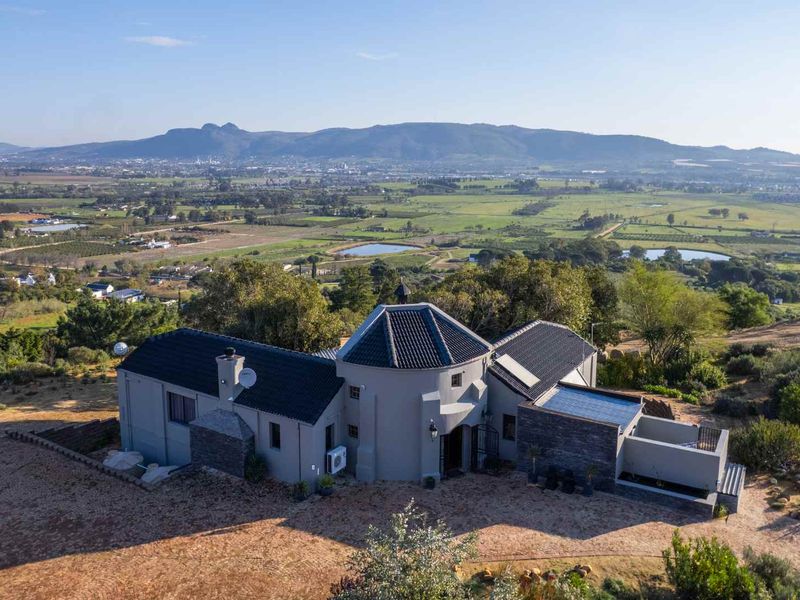 Exceptional Privacy and Space in a Countryside Lifestyle Farm at the Foot of the Drakenstein Mountains in Paarl - Photo 1