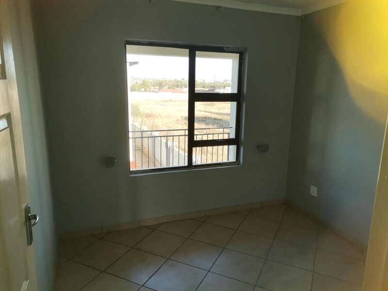 Stunning 2 Bedroom apartment in sought after estate - Photo 7
