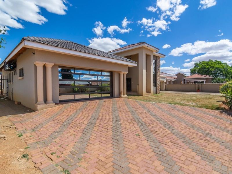 Spacious 4-Bedroom Family Home with Extensive Outbuildings and Modern Amenities - Photo 2