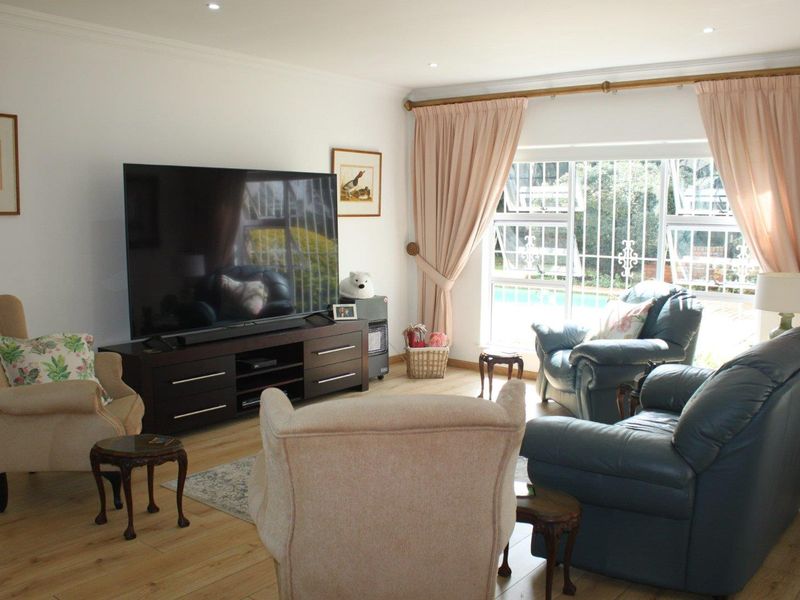 Modern Elegance Meets Timeless Luxury – Stunning 4-Bedroom Home with Pool, Cottage & Study for Sale in Bedfordview - Photo 10