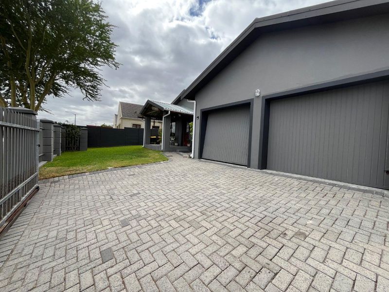 Prime Location: Impeccable Family Home for Sale - Photo 3