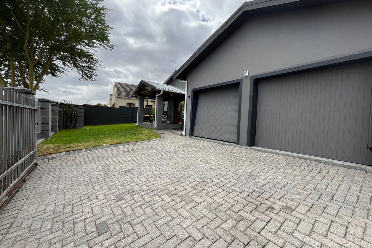 Prime Location: Impeccable Family Home for Sale - Photo 3