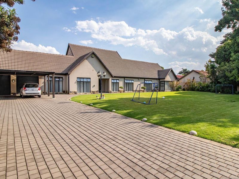 Entertain in Style: Luxurious 5-Bedroom Family Haven! - Photo 3