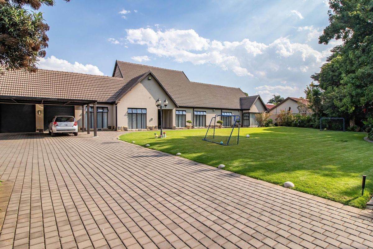 Entertain in Style: Luxurious 5-Bedroom Family Haven! - Photo 3