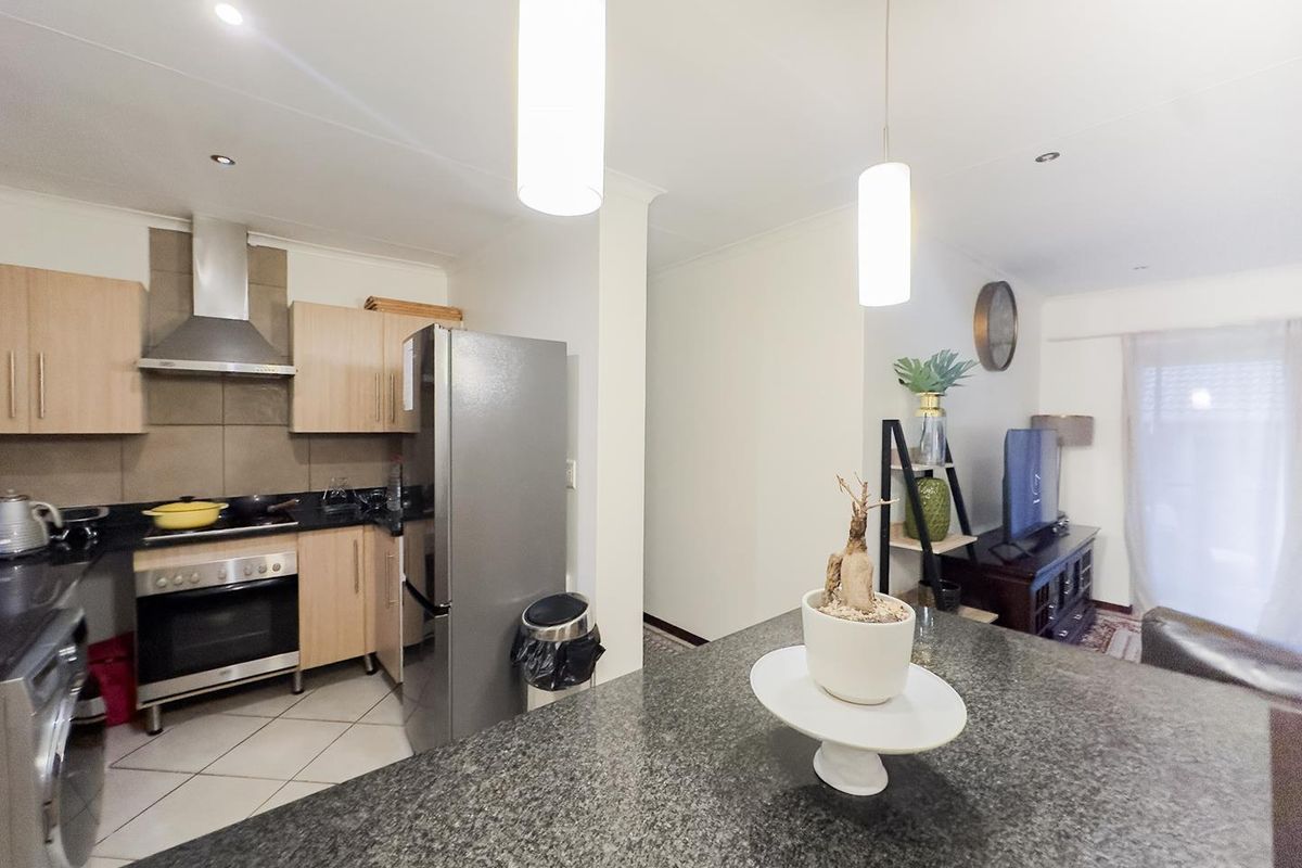2 Bedroom Simplex with a Private Garden - Photo 4